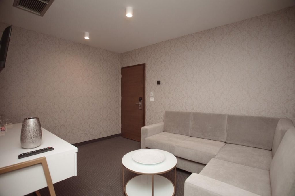 visitShkoder - Hotel Chicago (11) svg+xml;charset=utf - VisitShkoder