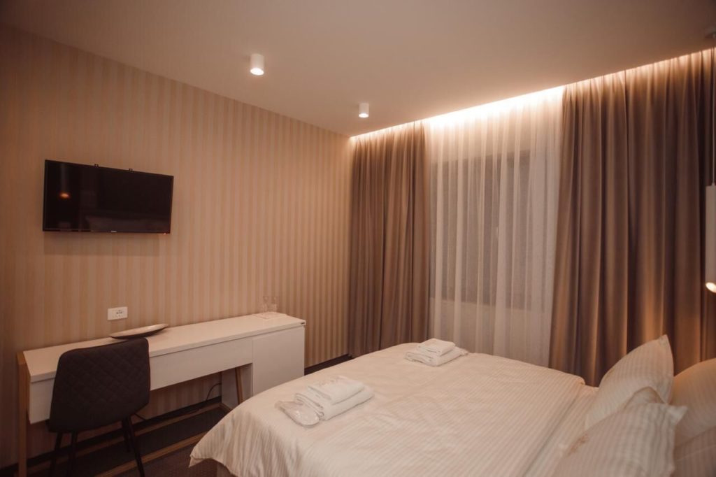 visitShkoder - Hotel Chicago (16) svg+xml;charset=utf - VisitShkoder