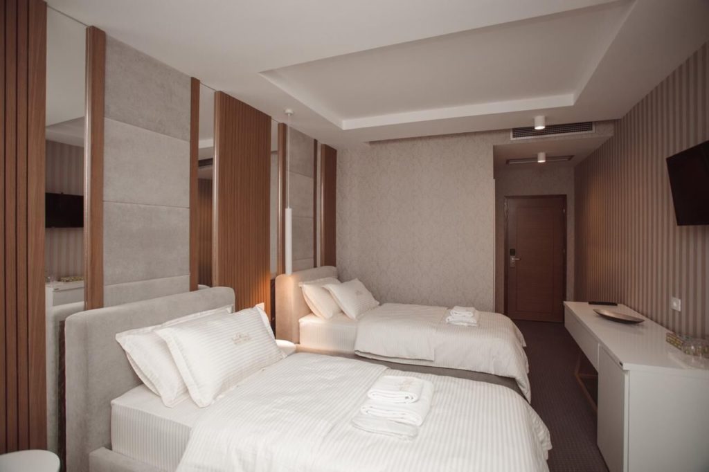 visitShkoder - Hotel Chicago (5) svg+xml;charset=utf - VisitShkoder